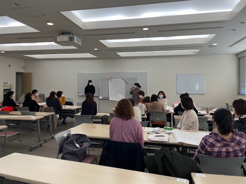 写真：いくつかのグループに分かれて研修している様子